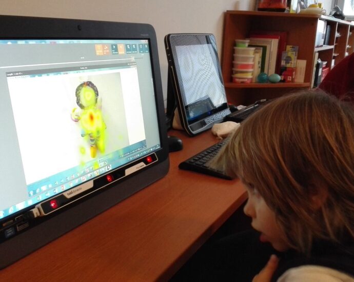 Aj päťročná Kristínka z Bratislavy využíva očnú navigáciu Tobii PCEye Explore pr...