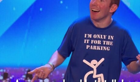 Fantastické! Stand up komik Lee Ridley, ktorý používa AAK pomôcku na komunikáciu...