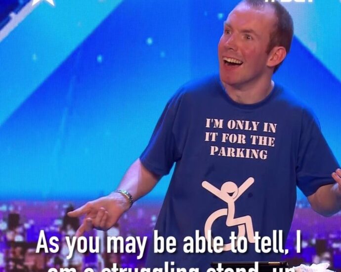 Fantastické! Stand up komik Lee Ridley, ktorý používa AAK pomôcku na komunikáciu...