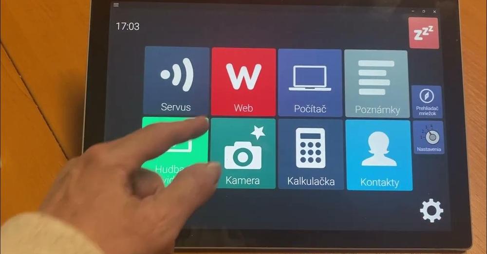 AAK komunikácia pomocou tabletu MS Surface Pro a programu Grid 3 na hlasový výst...