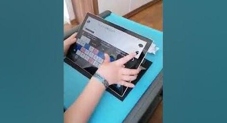 Dodko s maminou trénuje spájanie a čítanie slabík Grid 3 pracuje s tabletom MS ...