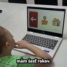 Marko má komunikačnú pomôckou Vyberá si dotykom informácie o sebe a komunikuje ...